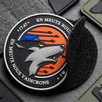 Badge micro-moulé en PVC personnalisé durable à contraste élevé pour équipement d'aventure professionnel AWELLS