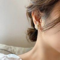 Anting Gantung Desain Bunga Mawar Sederhana Retro Berongga Trendi Bahan Alloy Unisex Grosir