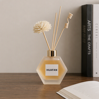 Vente en gros de flacons diffuseurs de parfum en verre transparent de 80 ml, forme polygonale irrégulière, personnalisables avec logo par sérigraphie et marquage à chaud