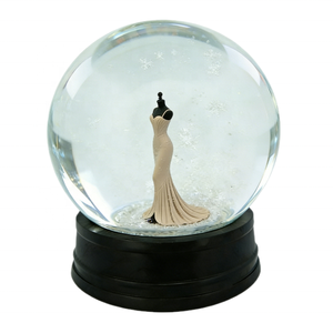 Globe de neige mannequin robe de mariée sirène élégante, décoration de luxe en résine avec effet neige pour mariages et cadeaux - Product Image 3