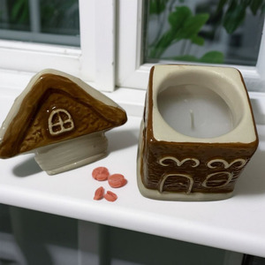 Casa de Nieve de Cerámica Creativa con Velas Blancas Puras, Decoración Navideña para el Hogar - Product Image 1
