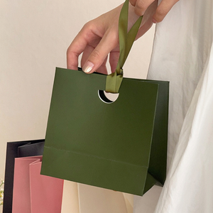 Sacs cadeaux en papier kraft de luxe écologiques en gros pour fabricants avec gaufrage, portables, personnalisables, deux tailles, ruban - Product Image 6