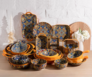 Service de vaisselle en céramique peinte à la main avec motif floral bleu et bordure orange, compatible lave-vaisselle, assiettes rectangulaires, bols, ustensiles de cuisson - Product Image 1