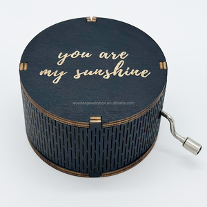 Caja de <span class=keywords><strong>música</strong></span> de madera con manivela manual Ever Bright Nuevo diseño creativo para el Día de los niños con <span class=keywords><strong>música</strong></span> de personajes clásicos - Product Image 2