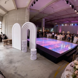 ฉากหลังงานแต่งงานแบบโค้งพรีเมียมคุณภาพสูง วัสดุ PVC ลายริ้วสีงาช้าง สำหรับงานเลี้ยงและงานอีเว้นท์ต่างๆ - Product Image 2