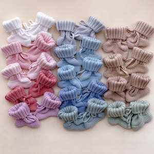 Chaussons en <span class=keywords><strong>crochet</strong></span> faits main pour nouveau-nés avec attaches, couleur unie, 0-3 mois, chaussettes en coton pour bébé avec étiquettes personnalisées, tricot pour bébé garçon et fille - Product Image 2