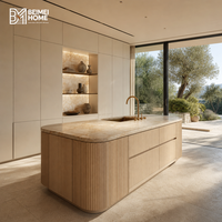 Meubles de cuisine sur mesure de luxe pour toute la maison, îlot en chêne cannelé et quartz Taj Mahal, garde-manger laqué en albâtre, menuiserie directe pour villa