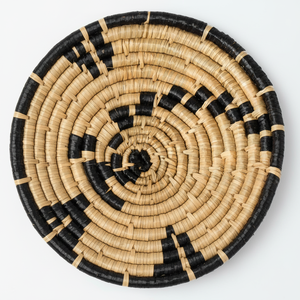 Ensemble de 6 paniers muraux en rotin, bambou et jonc de mer aux tons terreux en provenance du Vietnam avec des accents variés pour la décoration intérieure - Product Image 1