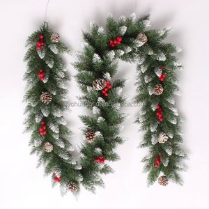 Guirlande de Noël décorative en PVC blanc de 2,7 m avec pommes de pin et fruits rouges, idéale pour vitrine de centre commercial - Product Image 1