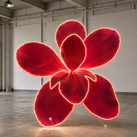 Rode LED verlichte bloemenprop, gigantische papieren kunstbloem, bruiloftdecoratie, commerciële bloemendisplay, fabriekslevering