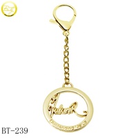 Porte-clés avec lettres dorées personnalisées Sacs en cuir de luxe en alliage de zinc Accessoire avec étiquette à chaîne en métal pour bagage étanche portable