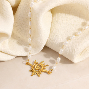 Collier de perles avec pendentif soleil plaqué or 18 carats, chaîne élégante pour clavicule, à porter au quotidien - Product Image 2