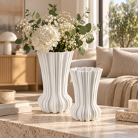 Vase en céramique imprimé en 3D avec des rainures sculpturales et un bord ondulé