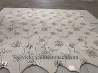 Mosaïque de marbre noir et blanc à motifs floraux en jet d'eau pour crédence de cuisine et carrelage mural de salle de bain