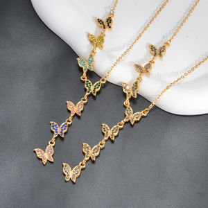 Collier pendentif papillon en cristal de strass pour femmes en laiton en gros plaqué or 18 carats Bijoux superposés - Product Image 4