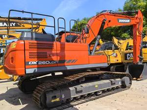 รถขุดดิน Doosan DX 260LC สีแดง อุปกรณ์ก่อสร้างงานหนักสีส้ม - Product Image 5