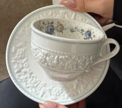 Juego de tazas de café blanco.