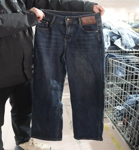 Vaqueros Usados de 38 kg para las Cuatro Estaciones, Venta al por Mayor de Fábrica, Ajuste Popular para Chicas Urbanas que Buscan un Estilo Elegante y Seguro para el Uso Diario - Product Image 4