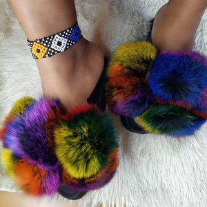Pantoufles en fourrure de renard pelucheux pour femmes, sandales en fourrure de raton laveur colorées avec pompon, vente en gros - Product Image 4