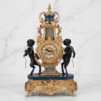 Horloge de table / Horloge de cheminée en laiton et marbre noir italien doré, avec figurine de faun, pour collection et décoration intérieure, livraison en 15 jours