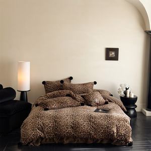 Set di Biancheria da Letto Personalizzato in Tessuto Misto Pile di Leopardo con Copripiumino e Copriletto con Bordo Arricciato - Product Image 1