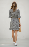 Mini-robe moulante décontractée d'été pour femme, noire et blanche, à motif floral, col en V, ourlet à volants, respirante, écologique, 100 % coton, taille naturelle, tissée