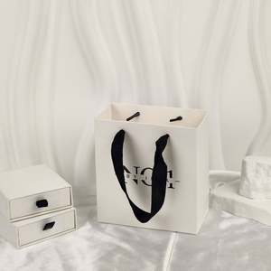 Bolsa de Papel Kraft Reciclable Blanca de Lujo con Logotipo Personalizado USM, para Relojes y Joyería, con Asa de Cinta y Estampado Dorado en Relieve - Product Image 5