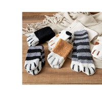 Chaussettes en peluche pour femmes, motif pattes de chien et de chat, chaudes et épaisses, pour l'automne et l'hiver, confortables et polyvalentes, pour la maison, en polaire corail, mignonnes