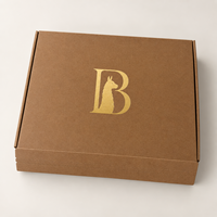 Boîte d'expédition certifiée Cailyn pour vêtements et articles en fourrure - Dossiers personnalisés avec estampage à chaud doré, revêtement UV et impression de logo en relief