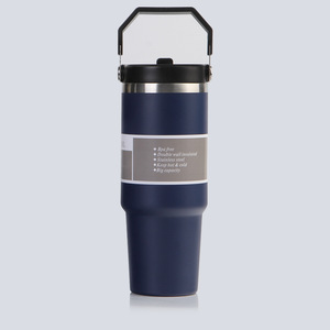 <span class=keywords><strong>Mug</strong></span> de voyage <span class=keywords><strong>isotherme</strong></span> grand format 890 ml (30 oz) avec couvercle à boucle de transport intégrée et bec verseur, récipient thermique sous vide pour boissons chaudes et froides - Product Image 4