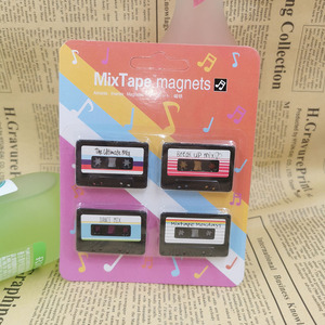 Épingles en émail personnalisées par le fabricant, thème Cassettes rétro nostalgiques années 80 90, avec la citation 'Can I Borrow a Feeling' et l'illustration de la chanteuse Taylor - Product Image 6