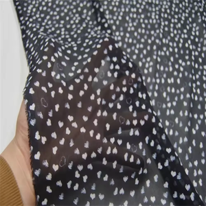 Sentiment doux Offre Spéciale petit beau coeur noir sol impression conception soie Georgette tissu pour les femmes belle chemise - Product Image 1