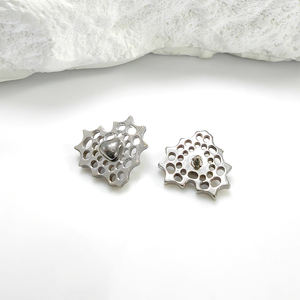 ASTM F136 titanio 16G cartílago <span class=keywords><strong>espiral</strong></span> pendientes telaraña corazón espalda plana pendientes Conch Monroe Medusa Labret cuerpo labios - Product Image 5