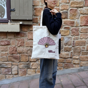 Sac fourre-tout blanc sur le thème <span class=keywords><strong>des</strong></span> enseignants, personnalisé avec impression <span class=keywords><strong>de</strong></span> slogan à lettres colorées et à pois, sac à main pour le personnel scolaire, les courses quotidiennes et la salle <span class=keywords><strong>de</strong></span> classe - Product Image 2