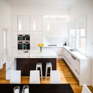 Armoires de cuisine modernes en laque noire mate, design en bois, designs de cuisine modernes - Product Image 3