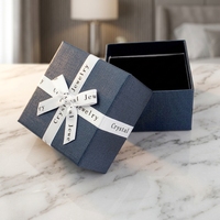 Boîte à bijoux en papier rigide personnalisée avec logo, couvercle rabattable et gaufrage pour collier, boucles d'oreilles et bague - Vente en gros
