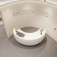 Bureau de réception incurvé blanc moderne, entièrement fait main et personnalisé, en pierre de marbre artificielle tendance, pour salon.