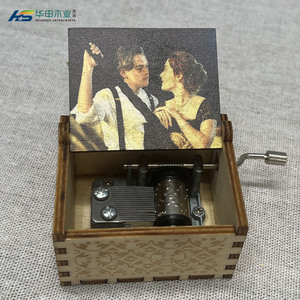 Musica personalizzata e Design a manovella carillon regalo popolare carillon in legno a manovella inciso al Laser - Product Image 4
