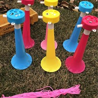 Corne en plastique avec corde, jouet pour enfants avec tweeter - Fournitures de fête pour les magasins à prix réduit, pour les mariages et les remises de diplômes, cornes de supporters