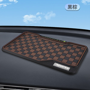 Alfombrilla antideslizante para el salpicadero del coche, fuerte adsorción, resistente a altas temperaturas, adorno para coche, alfombrilla antideslizante con logo metálico, licencia - Product Image 1