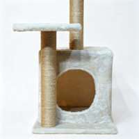 Arbre à chat d'intérieur élégant avec plusieurs plateformes, poteaux à gratter en sisal et jouet interactif suspendu – Mobilier moderne pour chat