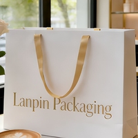 Sac de shopping en papier blanc de luxe, personnalisé, fait main, écologique, recyclable, avec logo en feuille d'or gaufrée et ruban, pour boutique de cosmétiques