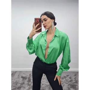 Chemise en satin vert avec boutons perlés, chemisier pour femme taille S, haut élégant à manches longues - Product Image 1