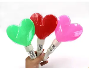 Tongkat menyala bentuk hati Led 2023 dalam gelap plastik tongkat kedip hati untuk pesta pernikahan Festival