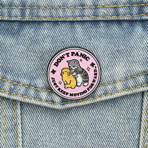 Ne vous inquiétez pas, continuez à avancer – Broches émaillées avec citation inspirante, motif chat et lapin enlacés, bijoux de revers, vente en gros - Product Image 1