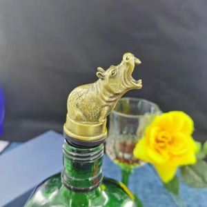Aireador de Vino con Logotipo Personalizado de Lobo/Cocodrilo/Serpiente para Amantes del Whisky y Regalos para Padrinos de Boda - Product Image 5