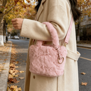 กระเป๋าถือสะพายไหล่ขนเฟอร์เทียมสีชมพูสำหรับผู้หญิงและเด็กผู้หญิง กระเป๋าโท้ทขนนุ่มแบบสะพายข้าง กระเป๋าโท้ทขนสั้นขนาดเล็ก - Product Image 5
