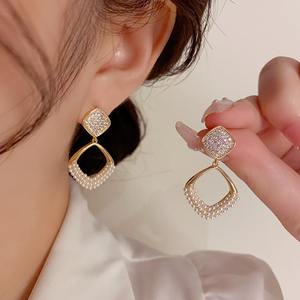 Conception populaire sens luxueux simple cuivre et Zircon micro-incrusté géométrique diamant perle boucles d'oreilles célébrité mode - Product Image 1