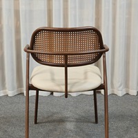 Fauteuil de salle à manger de style mid-century avec accoudoirs larges et dossier en rotin sur structure de couleur umber