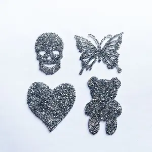 Ferro all'ingrosso su toppa di strass Patch di Applique di strass di cristallo pietre cuore orso teschio di farfalla per la decorazione dell'abbigliamento